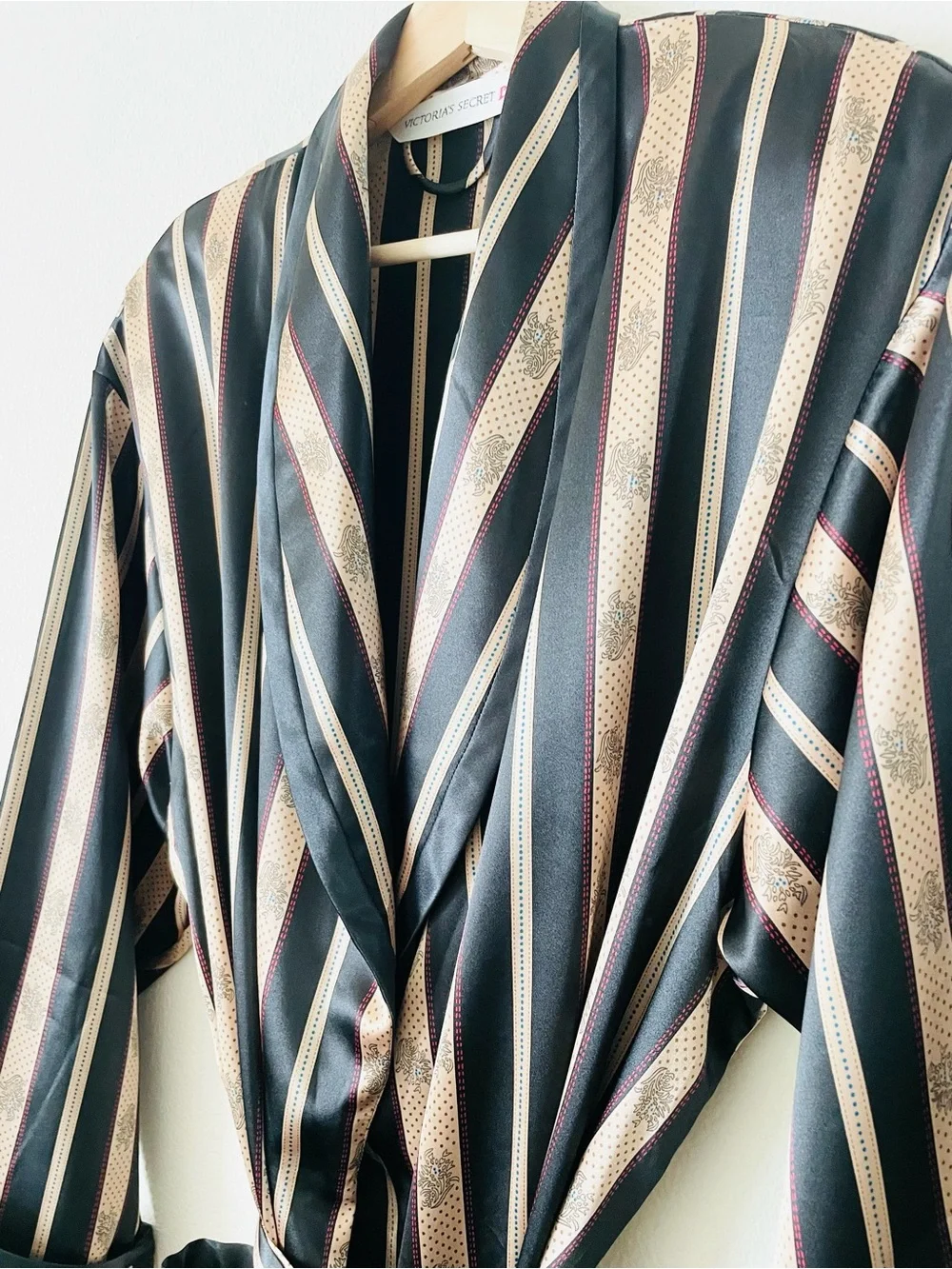 Vintage Victoria’s Secret M/L black and gold pocketed belt satin robe